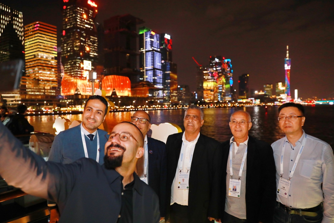 苏俊杰-【世界媒体峰会】外媒来宾登广州塔坐游船夜-NEP1_20231204_C00411168507