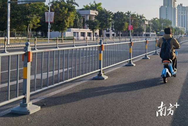 市民在海滨路上骑行共享电动自行车。南方+ 张晓宜 拍摄 市民在海滨路上骑行共享电动自行车。南方+ 张晓宜 拍摄