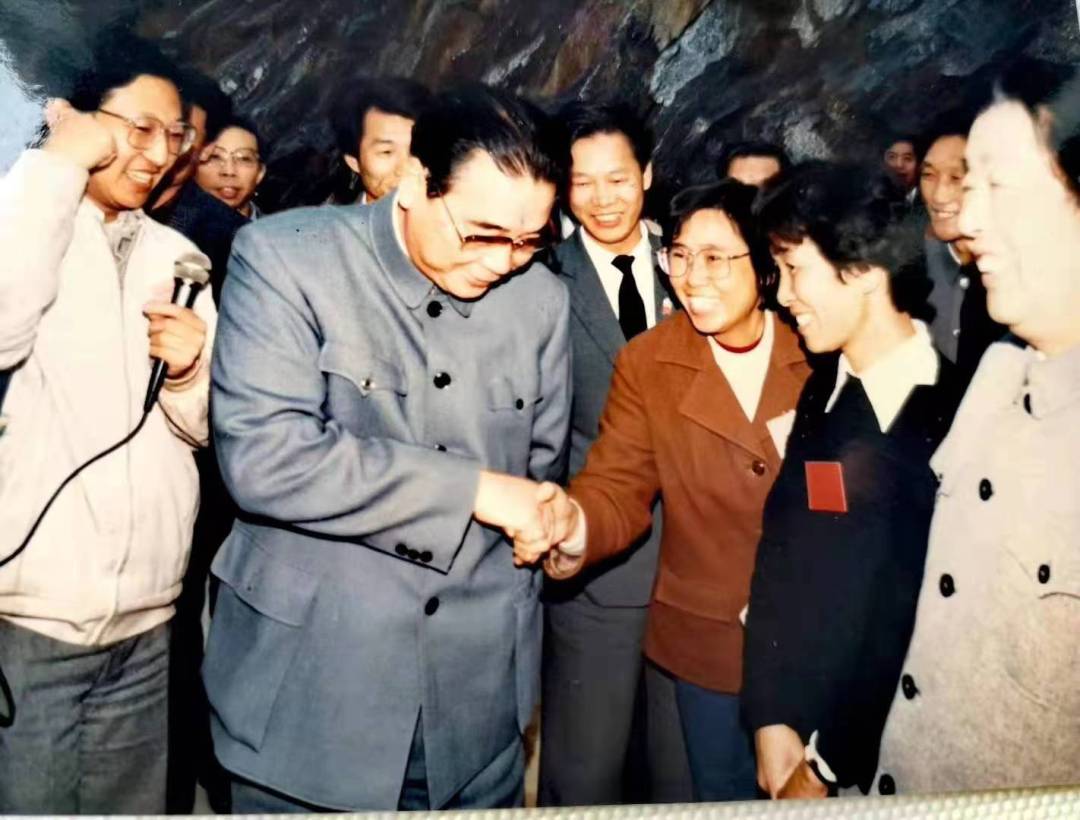 1988年12月16日，李鹏总理为衡广铁路复线全线开通剪彩后考察建设工程。图为吴淑贤和总理握手，向总理作自我介绍。（吴淑贤供图）.jpg