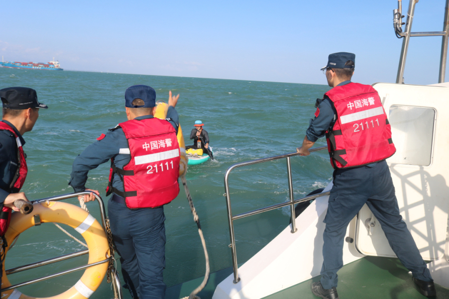 桨板爱好者遇风浪被困海上,湛江海警紧急出警救助