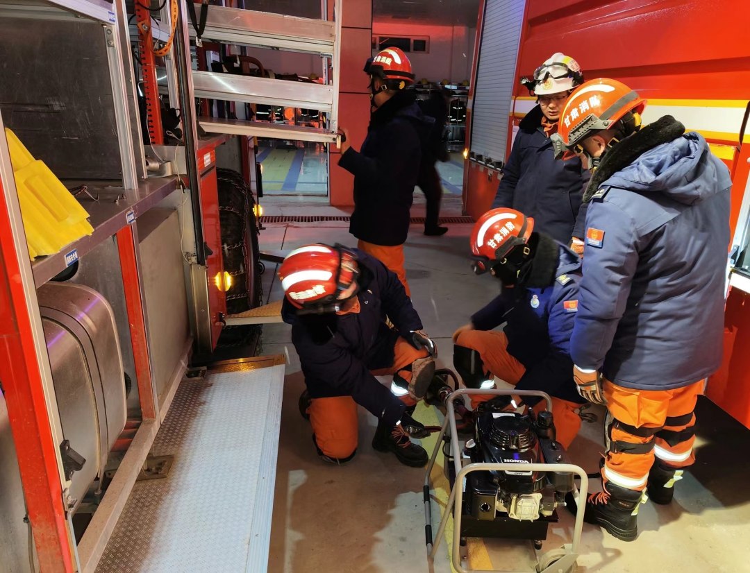 甘肃消防救援总队队员在整理装备