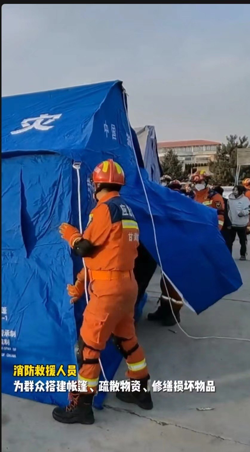 消防员在搭建帐篷