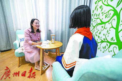 心理教师在接受学生的心理咨询。(图文无关,视觉中国)
