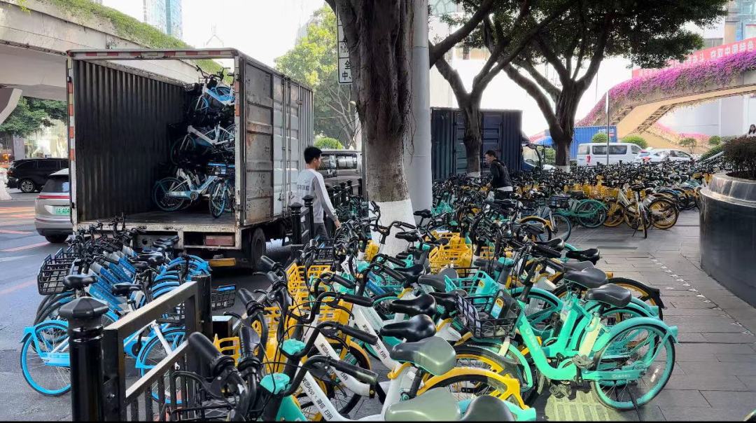 正在整理共享单车的劳动者