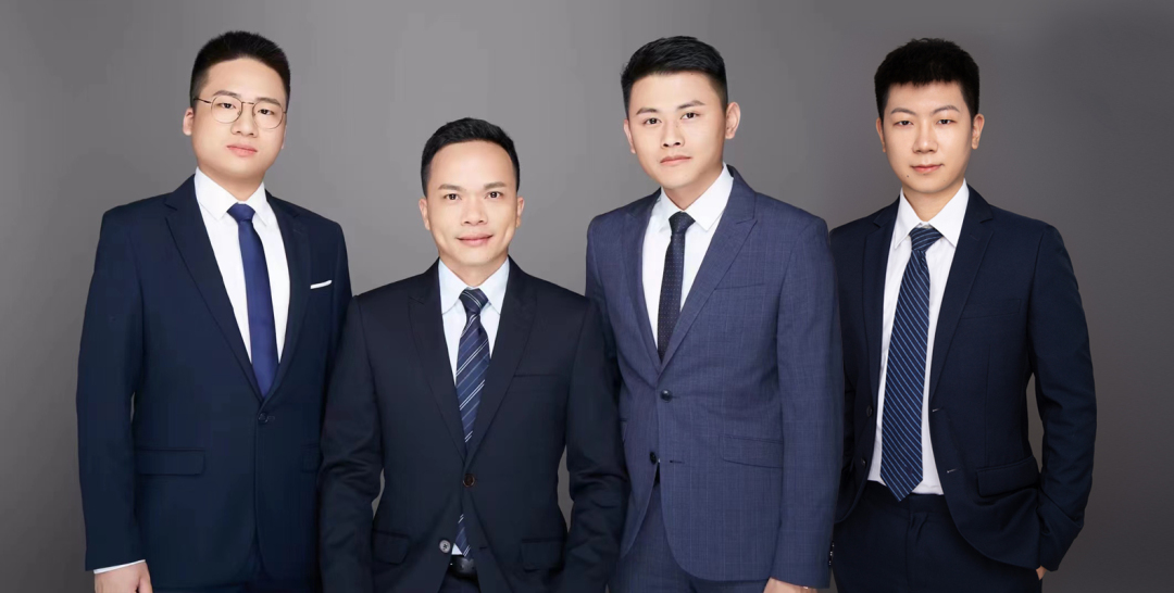 骆勇坚(左二)及其团队