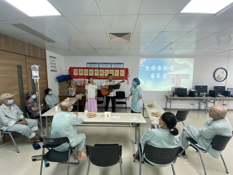 肿瘤科病房服务:“生命由我唱”病友音乐会社工介绍本次活动和介绍志愿者