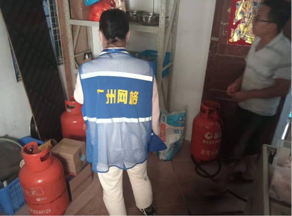 (图:茶滘街道专职网格员巡查出租屋发现燃气瓶存放超标)