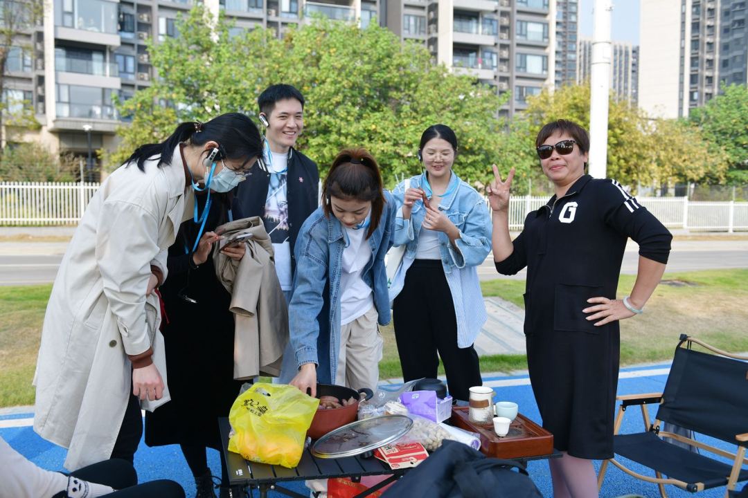 一位市民与路人免费分享自己做的蒸番薯