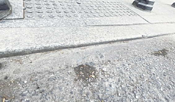 高差虽小,轮椅负重通过仍然有难度。