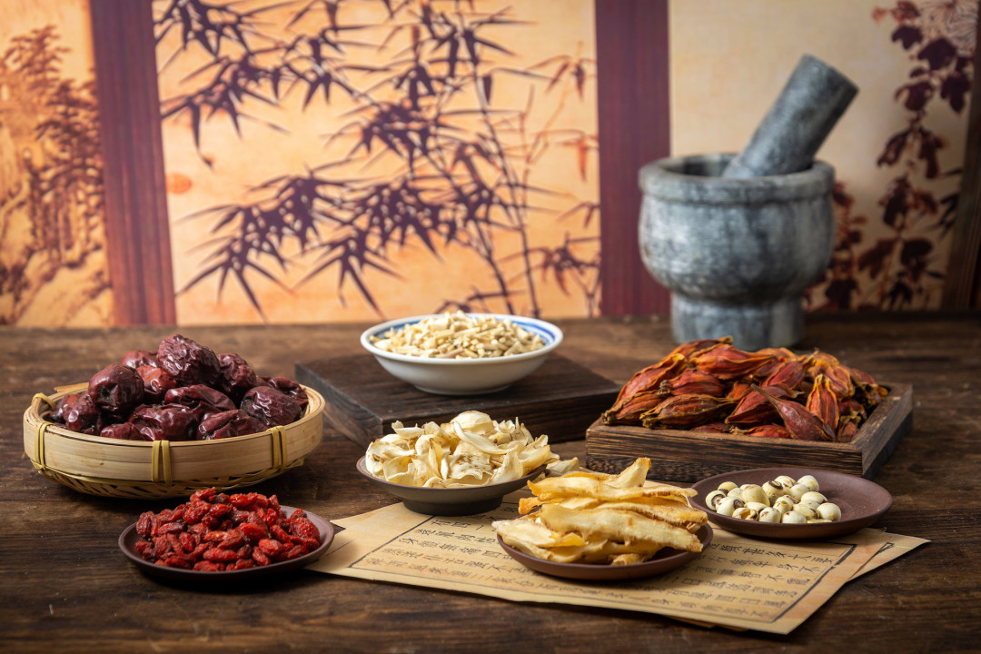 千库网_养生白天中药室内木桌上摄影图配图_摄影图编号225154