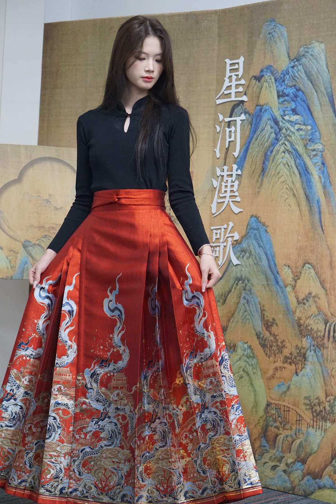 一名女孩已穿上了龙年马面裙