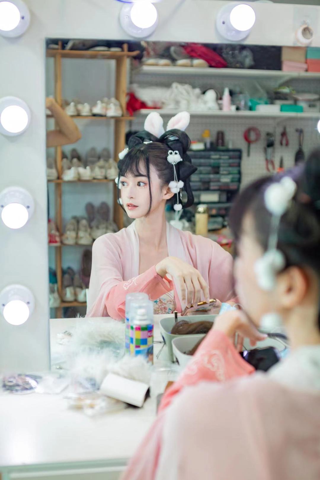 一个女孩正在做兔子造型的妆造,辞旧迎新