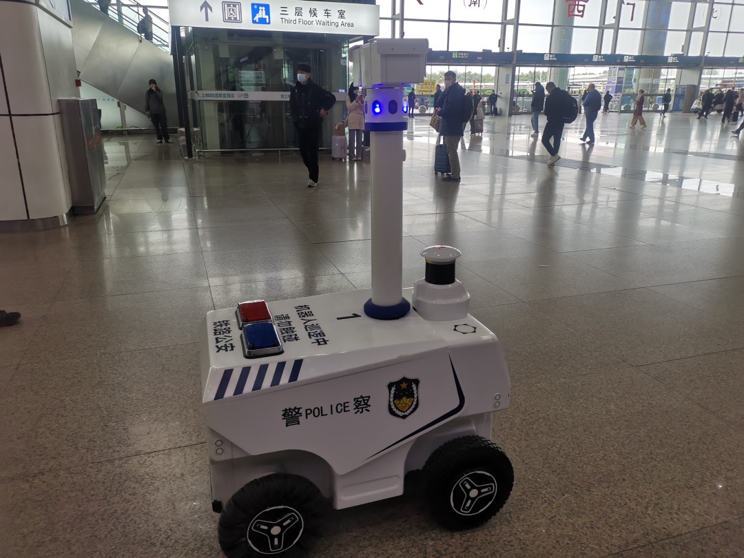 广州南站启用警用巡逻机器人助力春运安保