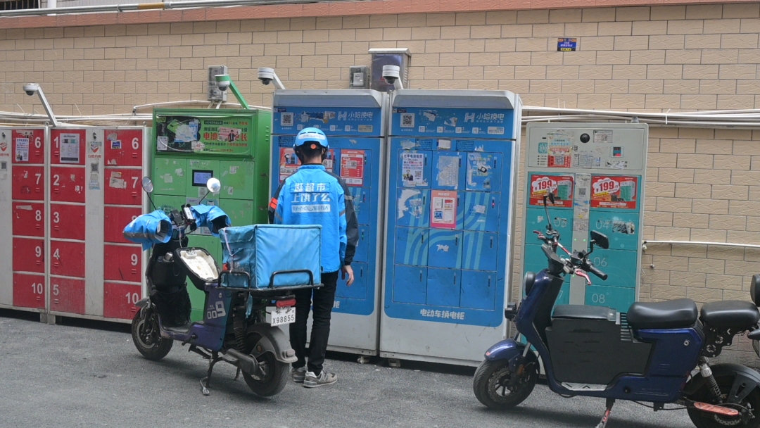 正准备充电的一位外卖小哥