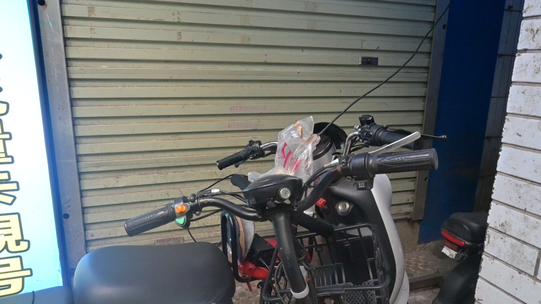 石牌村内一处飞线现象