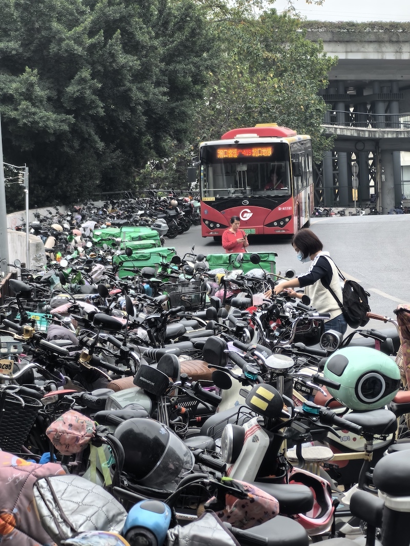 地铁口乱停放的电动自行车8