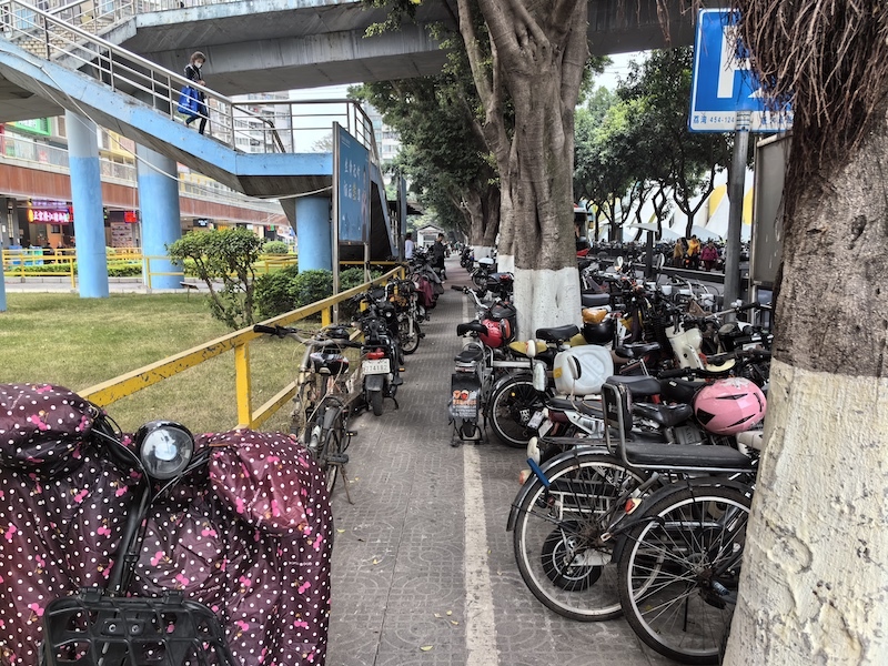 地铁口乱停放的电动自行车7