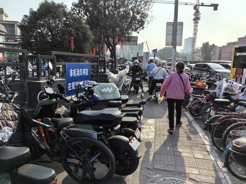 地铁口乱停放的电动自行车3