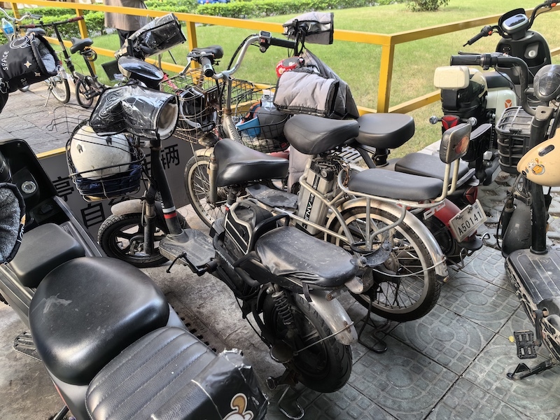 没有尾灯的电动自行车1