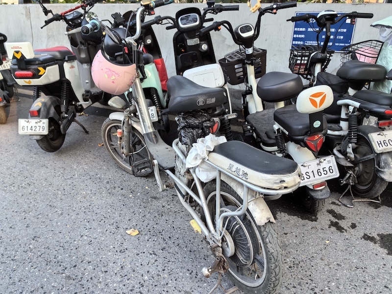 没有尾灯的电动自行车7