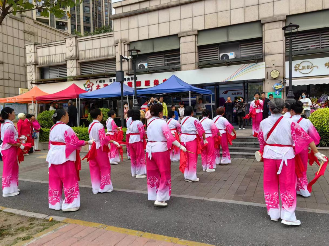 (图:热情洋溢的《喜庆腰鼓舞》拉开了活动的序幕)