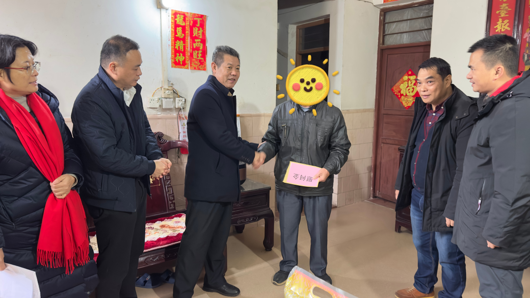 (图:中南街道党工委曹从文书记带队慰问海中社区困难群众)