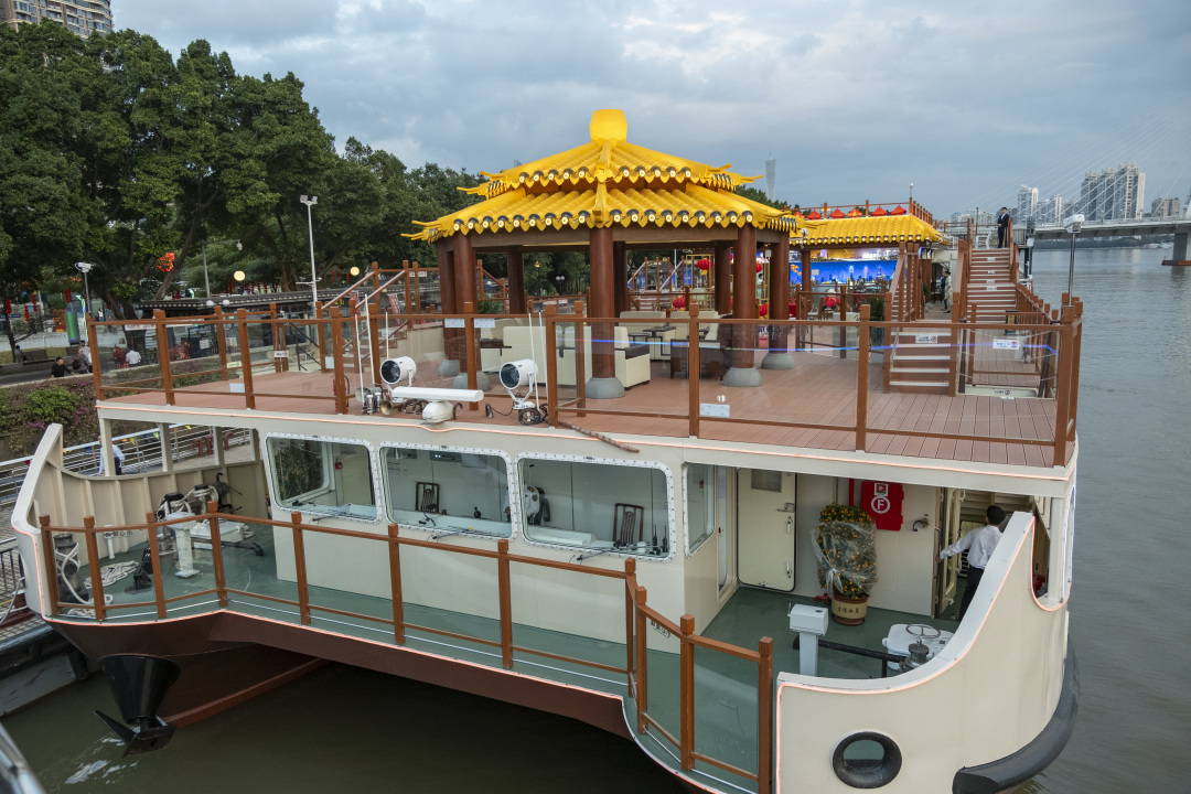 庄小龙-珠江最大纯电动游船今日首航-FZ100411488622.jpg