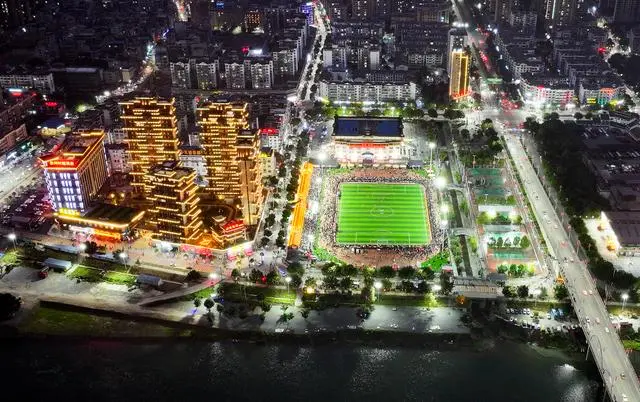 贵州村超联队与澳门职工联队在比赛中