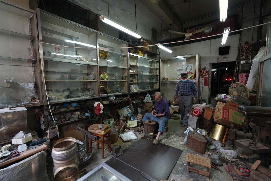 两兄弟多年來以傳統手藝製作銅器