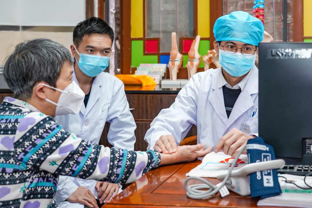 何钻莹-海珠区中医医院骨科医生到南华西街社卫中心-FZ100411514267.JPG 何钻莹-海珠区中医医院骨科医生到南华西街社卫中心-FZ100411514267.jpg