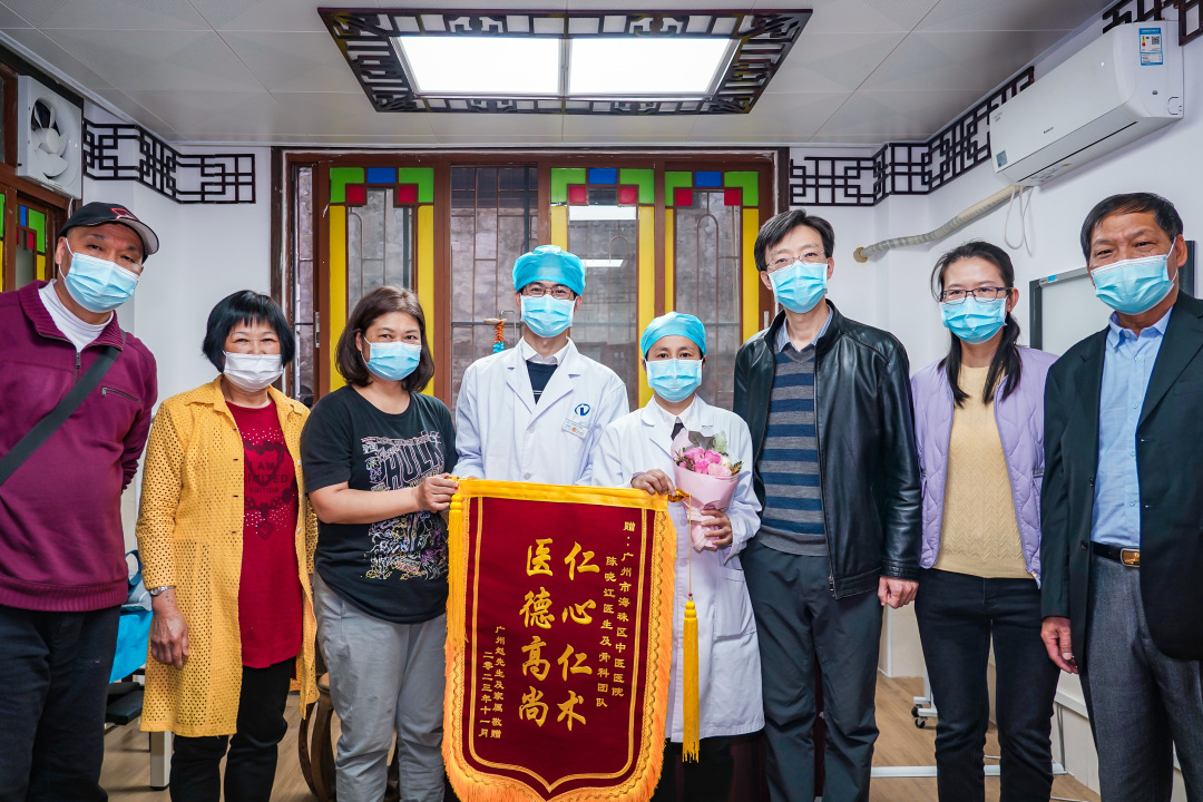 何钻莹-南华西街街坊为陈晓江及骨科团队送来锦旗-FZ100411514270.JPG 何钻莹-南华西街街坊为陈晓江及骨科团队送来锦旗-FZ100411514270.jpg