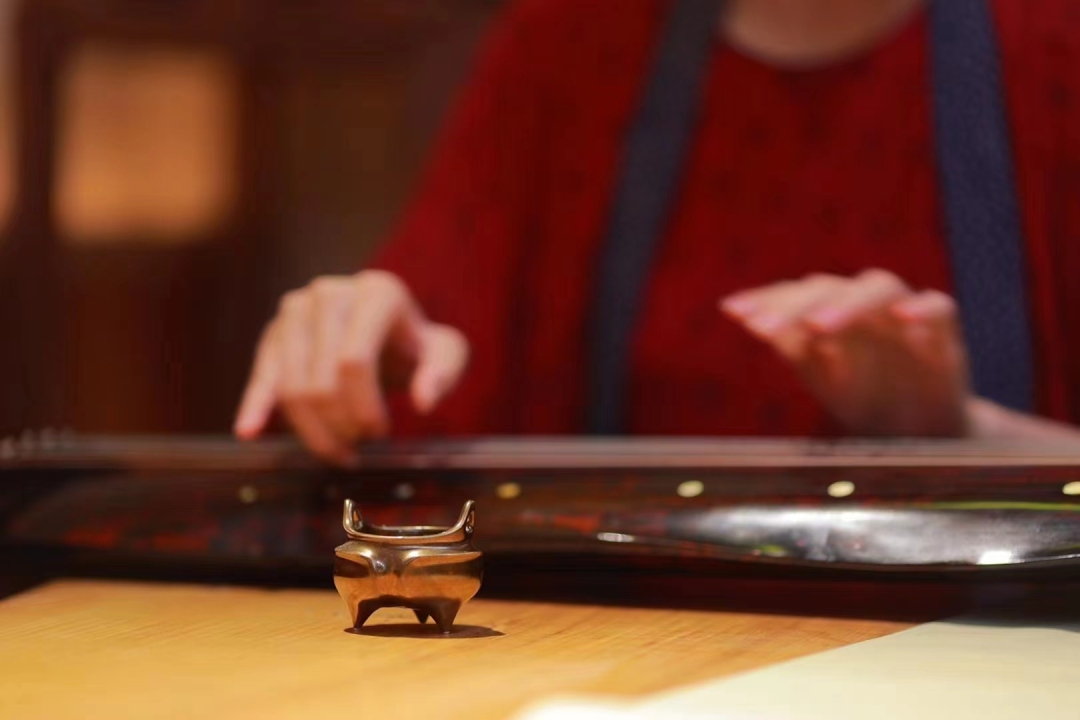 陈钧圣-龙涎香制作1-FZ100411526001.jpg 陈钧圣-龙涎香制作1-FZ100411526001.jpg