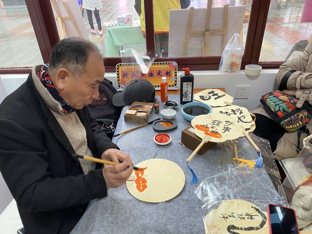 李老师为社区居民定制团扇