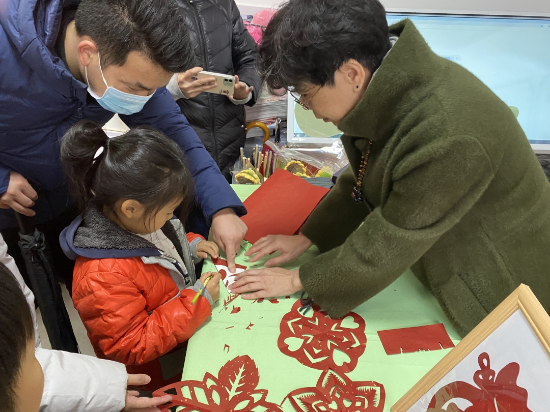 社区小朋友体验剪纸