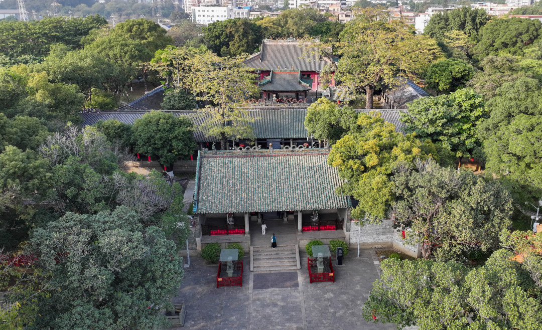 南海神庙坐北朝南,前堂后寝,主体建筑沿中轴由南至北依次为头门、仪门、礼亭、大殿、后殿共五进,两侧有廊庑。