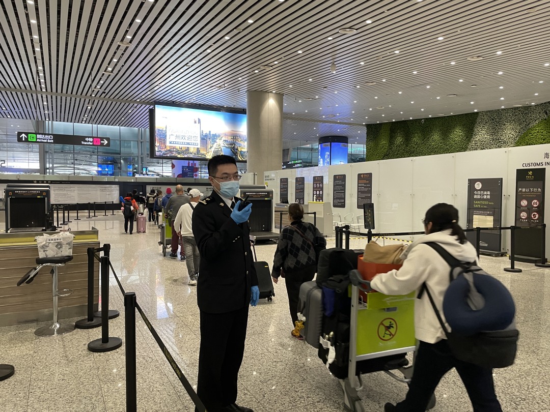 春节期间，广州海关所属广州白云机场海关关员对进境旅客进行监管.jpg