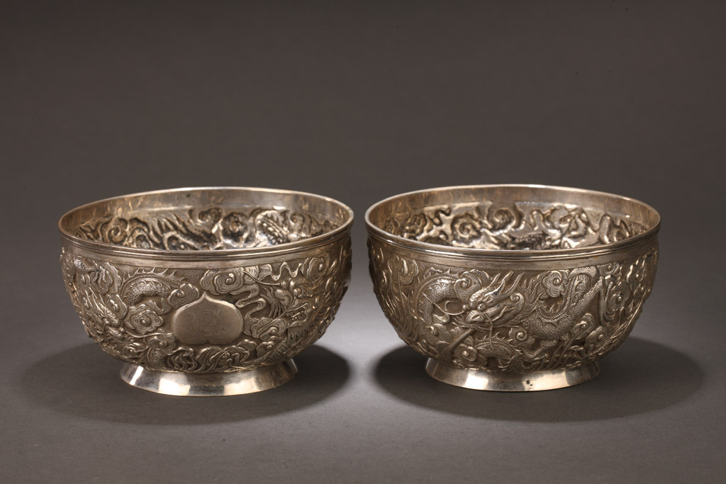 银錾刻“信远”款徽章龙纹碗