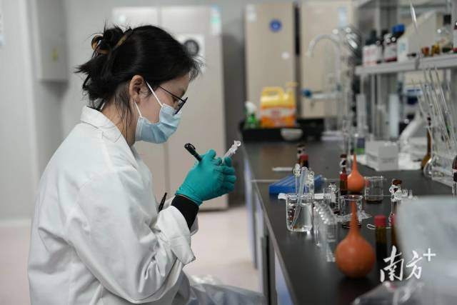 盈科瑞(横琴)药物研究院有限公司实验人员正在工作。 盈科瑞(横琴)药物研究院有限公司实验人员正在工作。