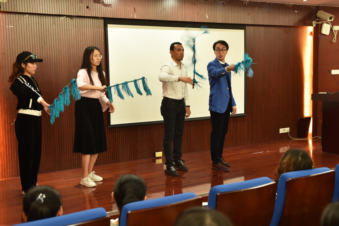 参加“粤剧进校园”