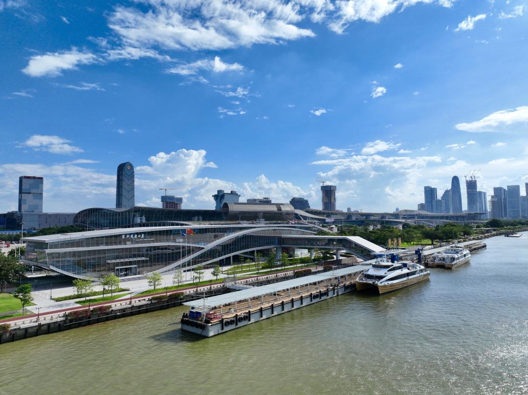 交通运输部批准琶洲港澳客运码头临时对外开放旅客搭乘快船,从琶洲到香港国际机场约120分钟直达4008009