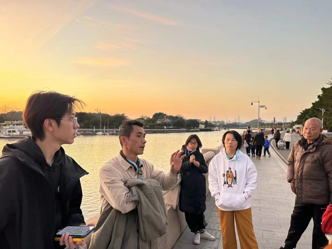 一位专家在黄埔区进行城市研学讲解时,吸引了当地的几位民众