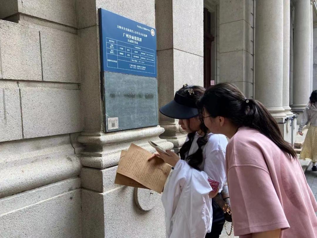 一位民众在沙面“寻宝”