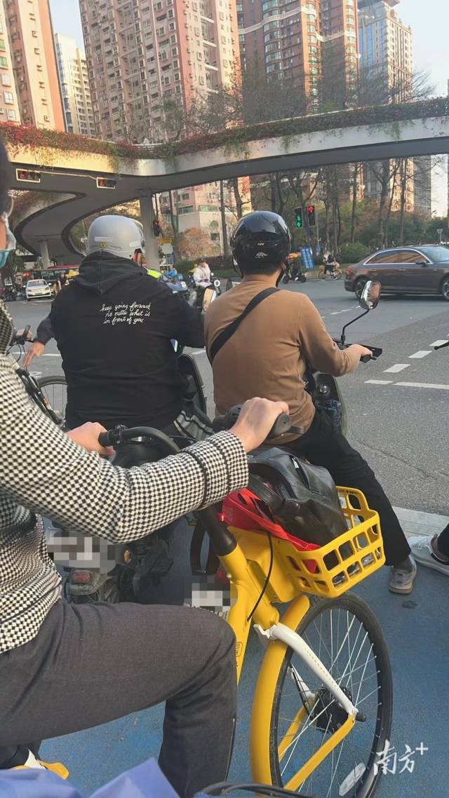 路上的电动自行车 路上的电动自行车