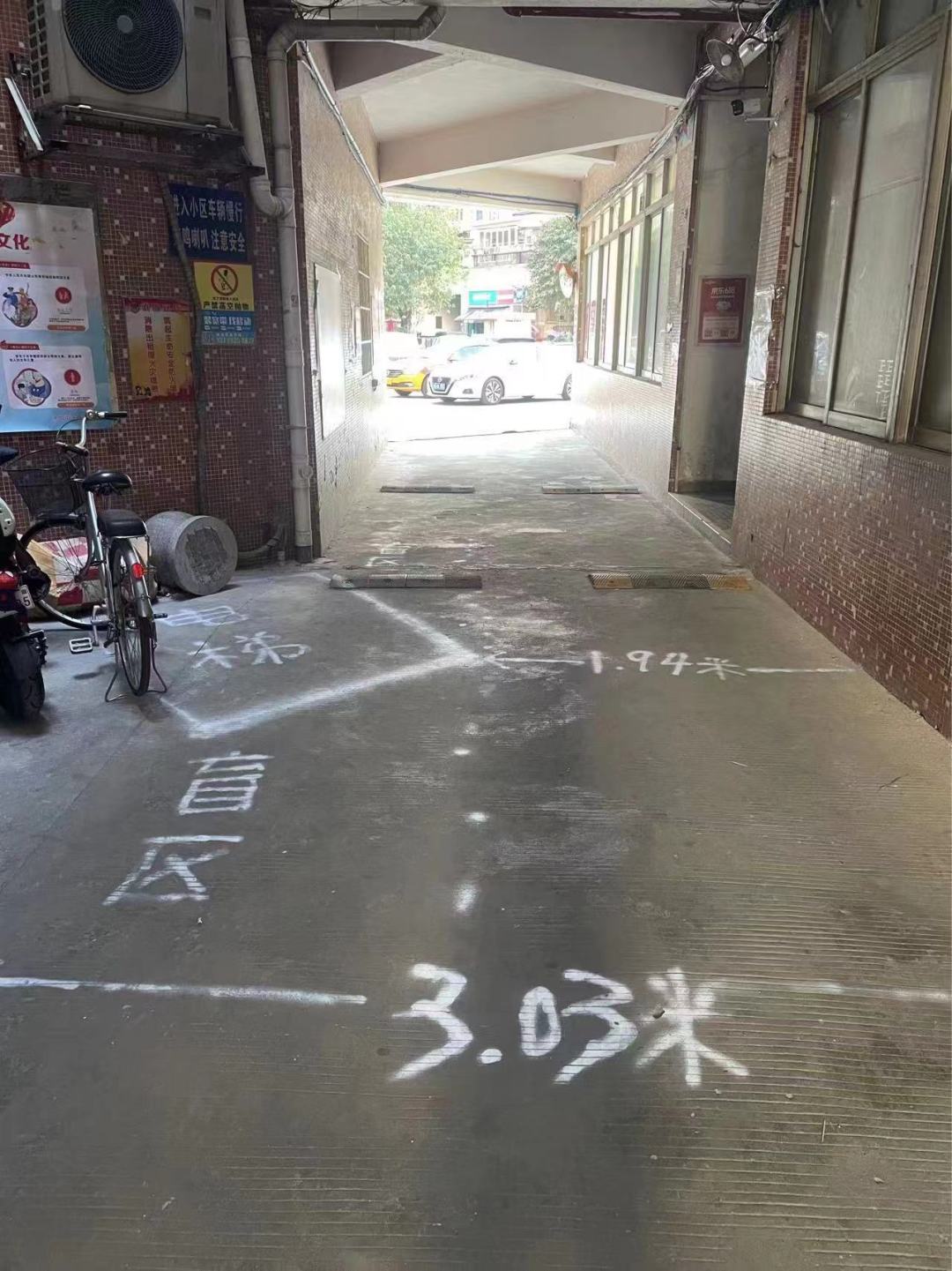 施工前业主所绘示意图,电梯位将阻挡整个通道日常车辆及消防车通行