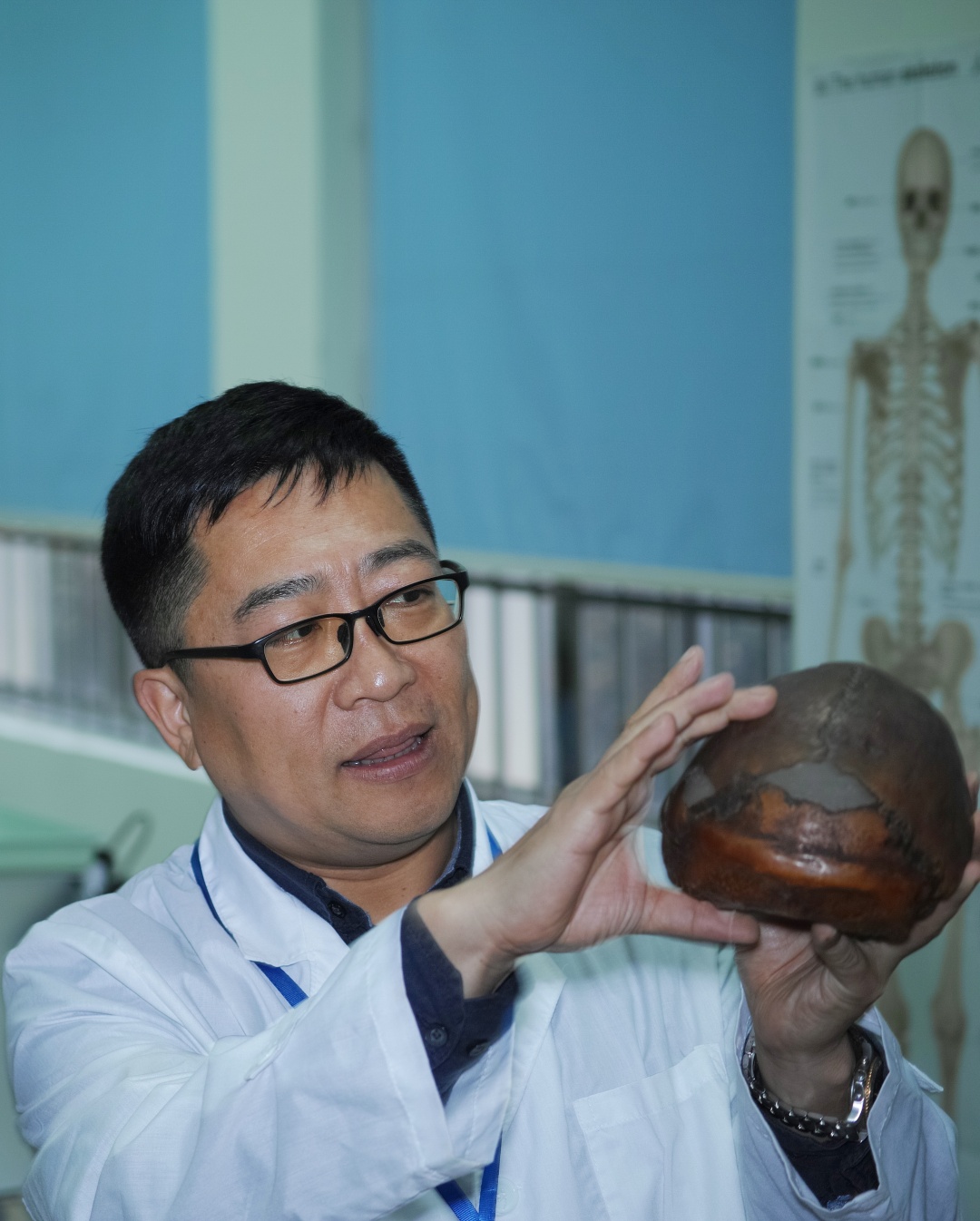 李法军展示北京人头盖骨复原模型