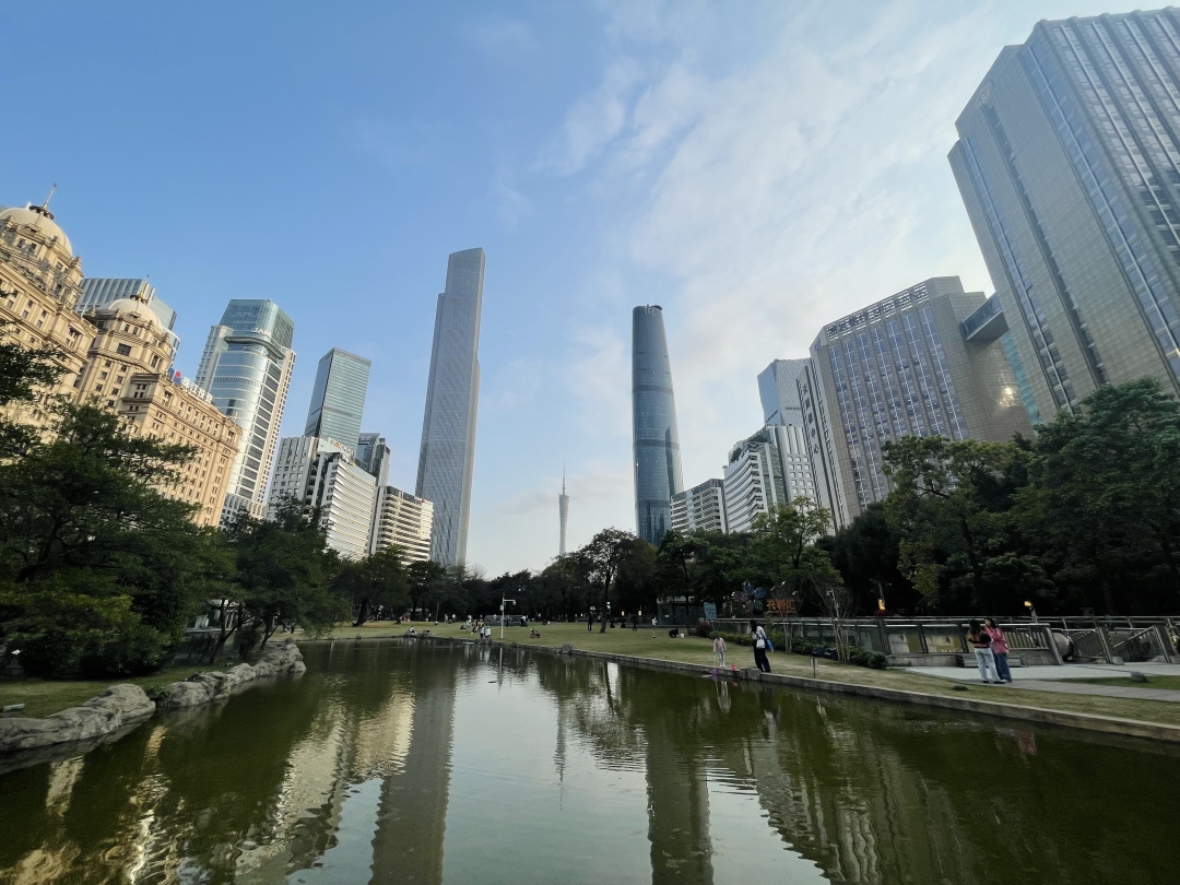 珠江新城高楼林立,环境优美,是市民休闲娱乐的好去处。信息时报记者 黄冠柽 摄