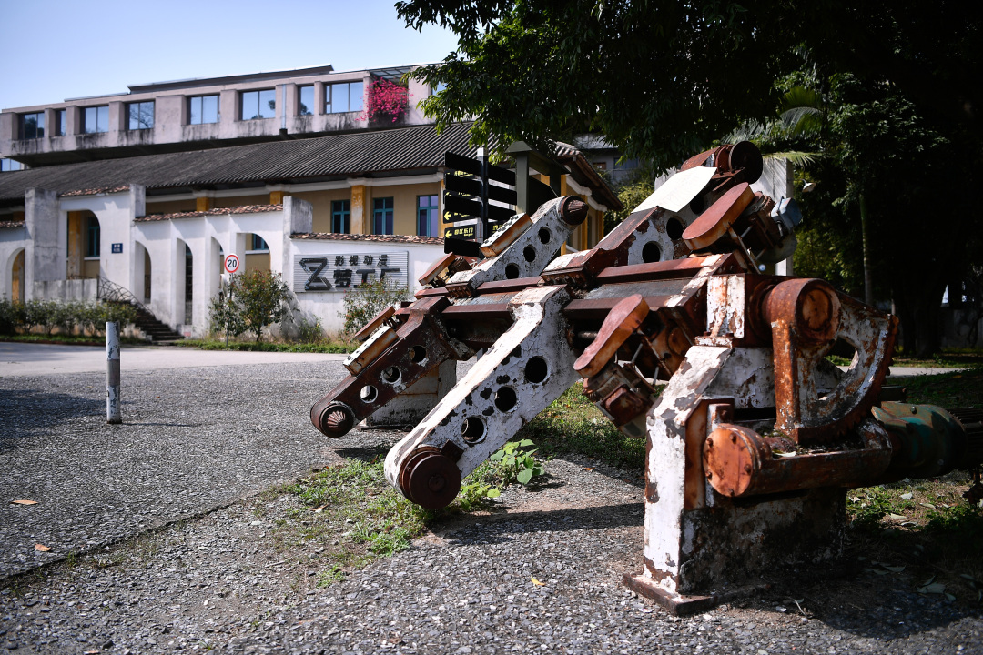 紫泥堂创意园内保留的原紫坭堂厂机械部件作为园内装饰。胡瀛斌 摄