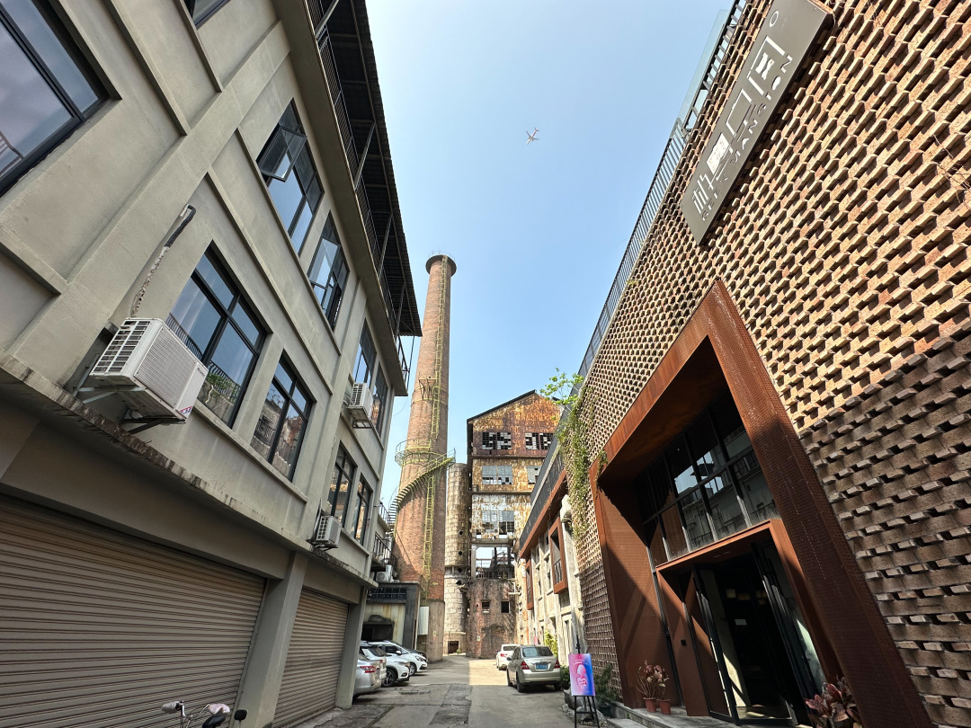 紫泥堂创意园在引进企业的同时,保留原原紫坭堂厂的部分建筑。胡瀛斌 摄