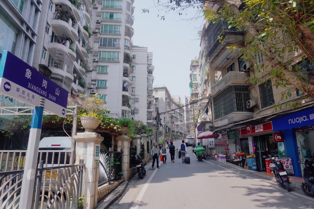 进入象岗山社区的长坡。信息时报记者 黄丽霞摄