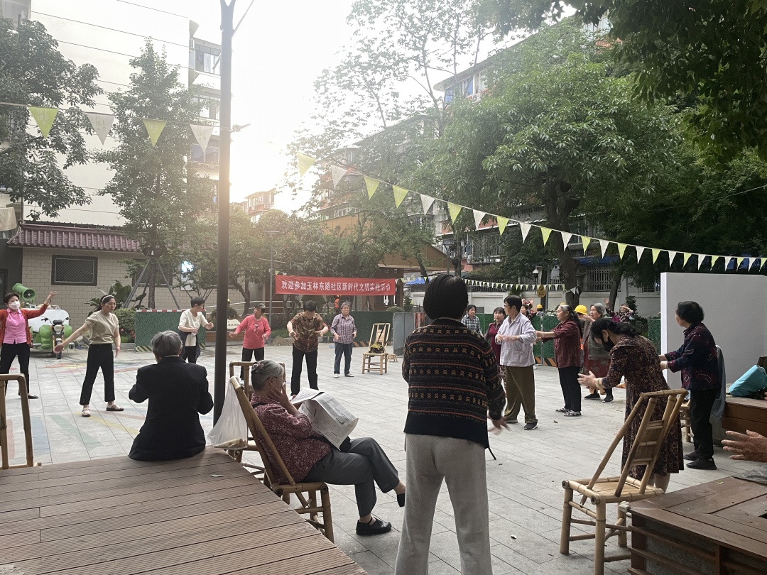 晚上七点,广场变成了养生操活动区域